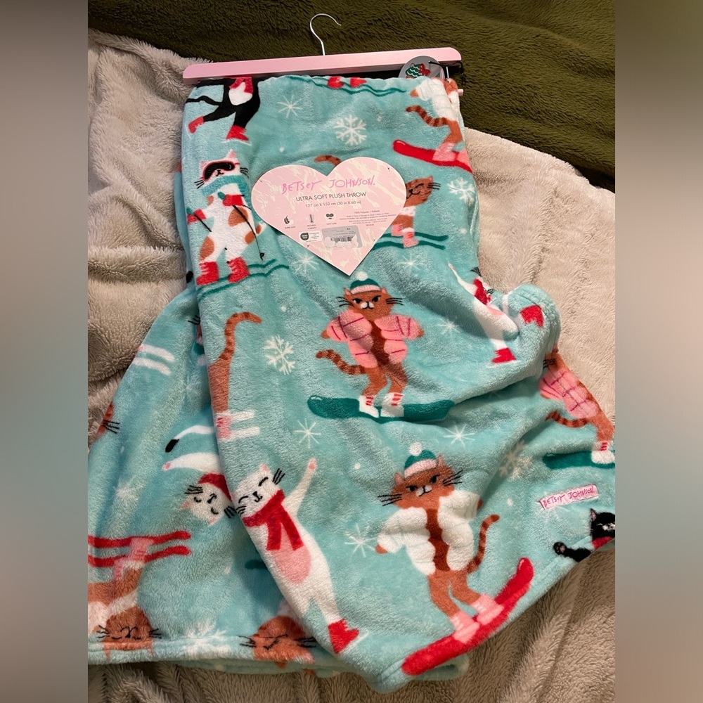 NWT Betsey Johnson Snowboard and Skiing Cats Plush Winter Blanket